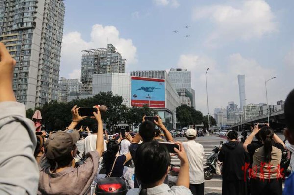 都优配送端 在北京街头感受阅兵氛围