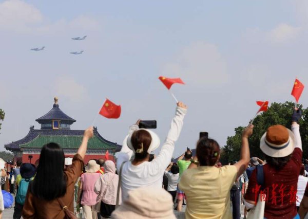 天牛宝 市民挥舞国旗欢迎阅兵飞机